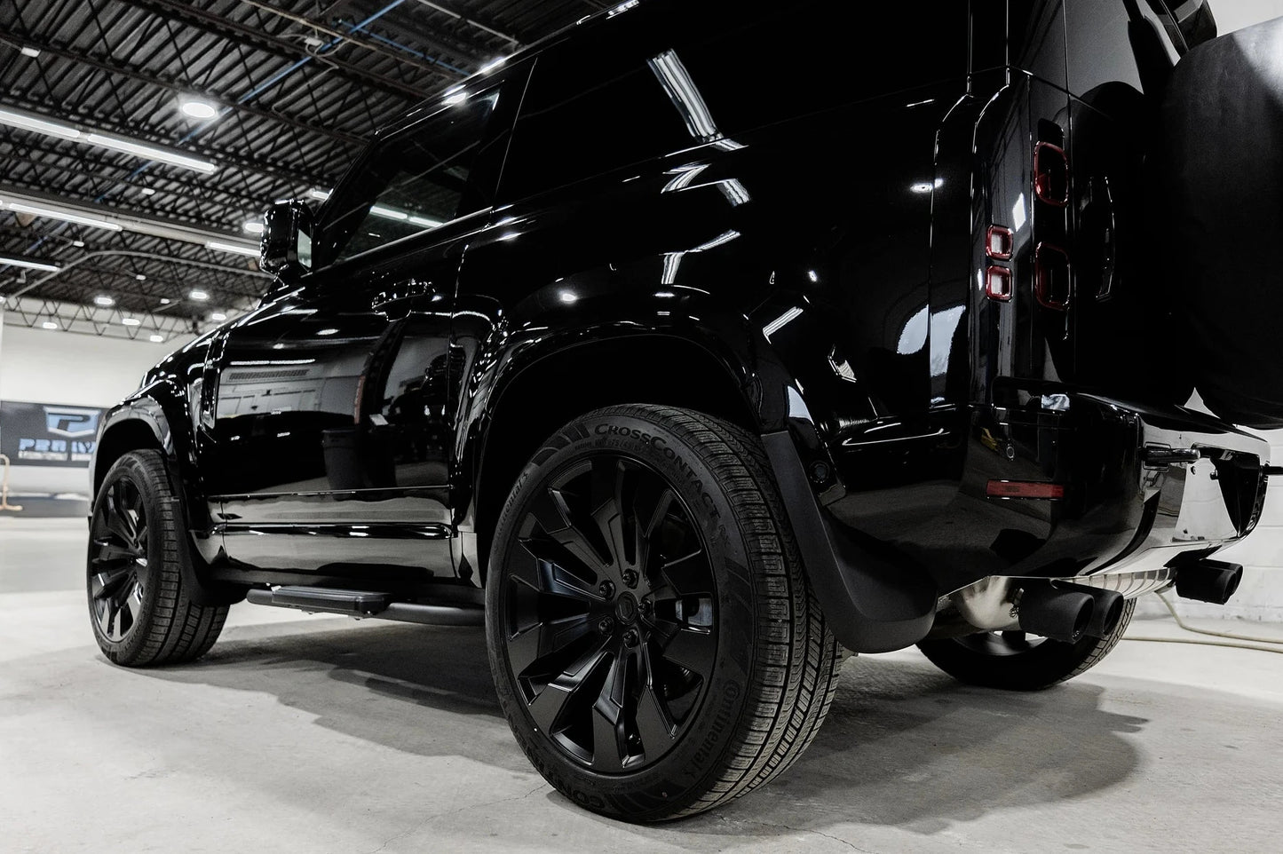 Defender 22" WX1 - Satin Black - Front